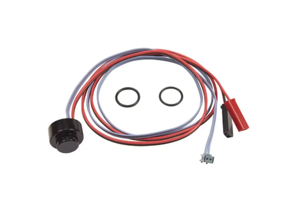 Kabelgebundener IR-Sensor von Ideal Standard mit zwei O-Ringen und mehreren farbigen Drähten zur elektrischen Verbindung.